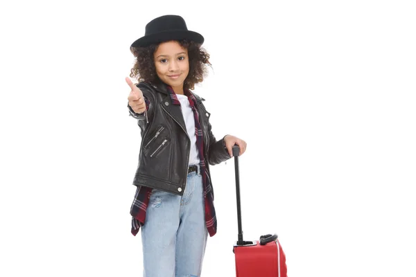 Beau petit enfant avec bagages montrant pouce vers le haut isolé sur blanc — Photo de stock