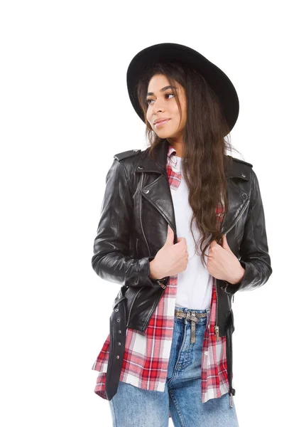 Belle jeune femme dans des vêtements élégants et chapeau regardant loin isolé sur blanc — Photo de stock