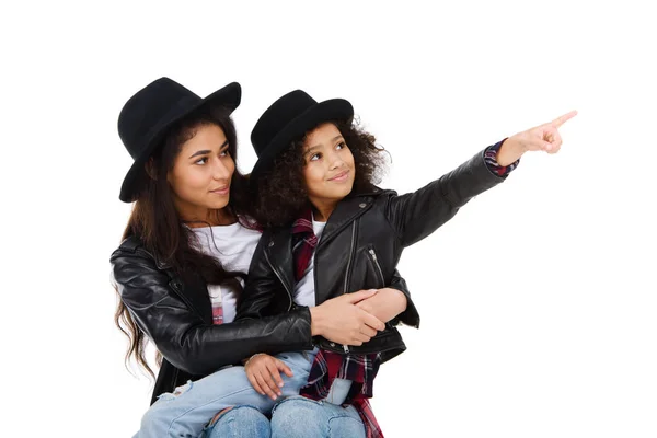 Elegante madre e figlia che punta da qualche parte isolato su bianco — Foto stock