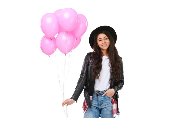 Lächelnde junge Frau in Lederjacke mit Luftballons auf weißem Grund — Stockfoto