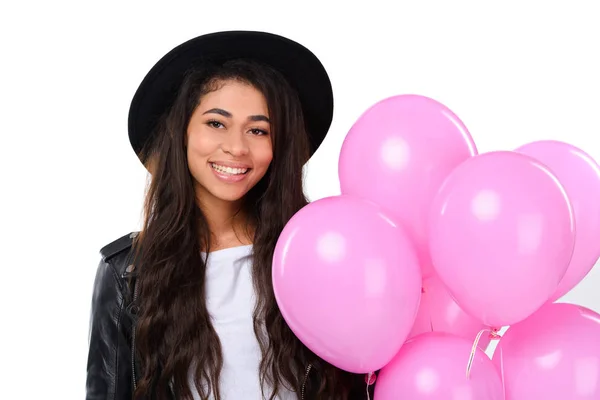 Heureuse jeune femme en veste en cuir avec des ballons isolés sur blanc — Photo de stock