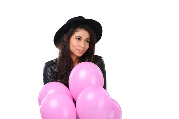 Stylische junge Frau in Lederjacke mit Luftballons auf weißem Grund — Stockfoto