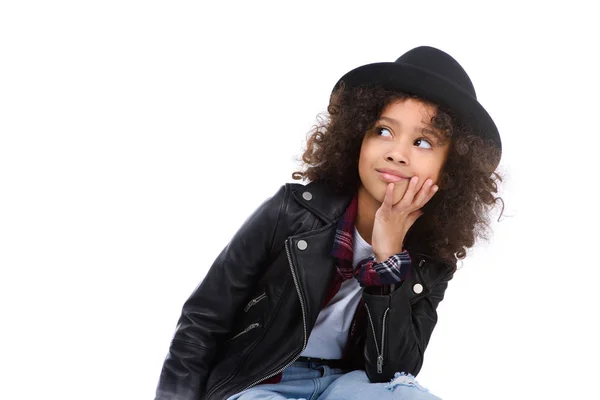 Niño pequeño reflexivo en chaqueta de cuero elegante y sombrero aislado en blanco — Stock Photo