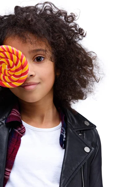 Retrato de primer plano de hermoso niño pequeño que cubre el ojo con piruleta aislada en blanco - foto de stock