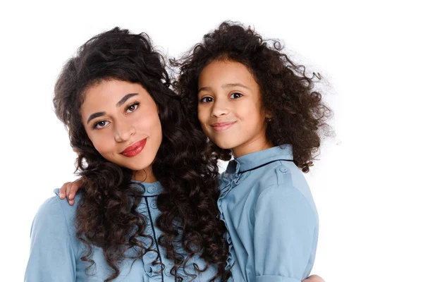 Retrato de cerca de la hermosa madre y la hija mirando a la cámara aislada en blanco - foto de stock