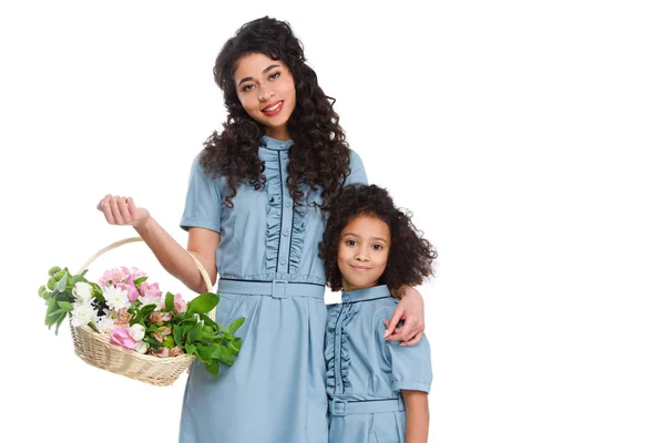 Bela mãe e filha com cesta de flores isoladas em branco — Fotografia de Stock