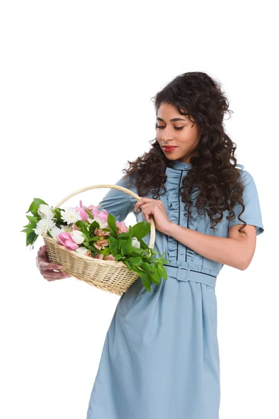 Bela jovem com flores em cesta isolada em branco — Fotografia de Stock