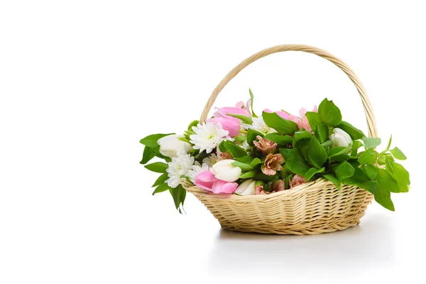 Primer plano de hermosas flores en cesta aislada en blanco - foto de stock