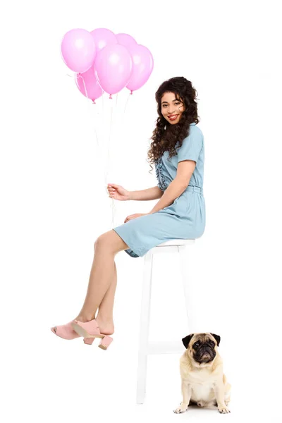 Belle jeune femme avec des ballons roses et chiot chiot chiot isolé sur blanc — Photo de stock