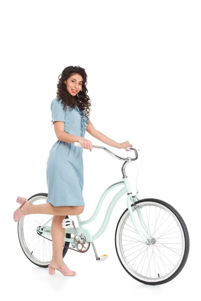 Привлекательная молодая женщина в платье с велосипедом изолированы на белом — стоковое фото