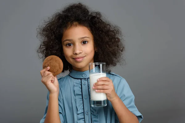 Criança americana africana feliz com copo de leite e biscoito isolado em branco — Fotografia de Stock