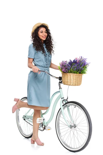 Jovem mulher americana africana elegante com bicicleta isolada em branco — Fotografia de Stock