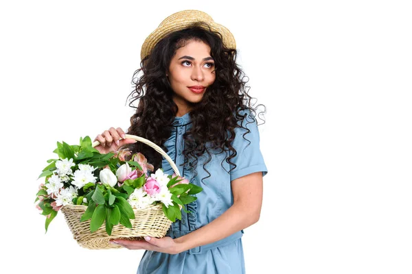 Attraente giovane donna in abito e cappello da barca con cesto di fiori isolato su bianco — Foto stock