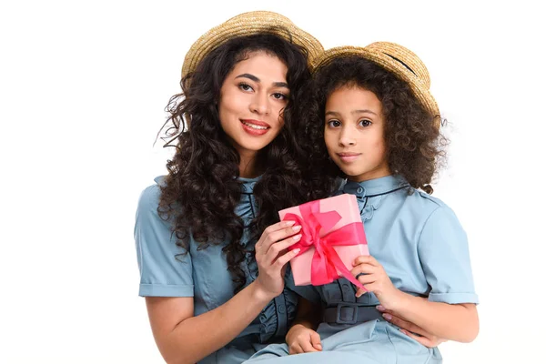 Mère et fille avec boîte cadeau rose pour la fête des mères isolé sur blanc — Photo de stock