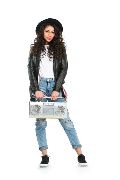 Stylische junge Frau mit Vintage-Boombox isoliert auf weiß — Stockfoto