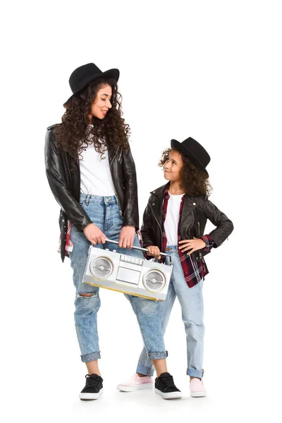 Elegante madre e hija con boombox vintage aislado en blanco - foto de stock