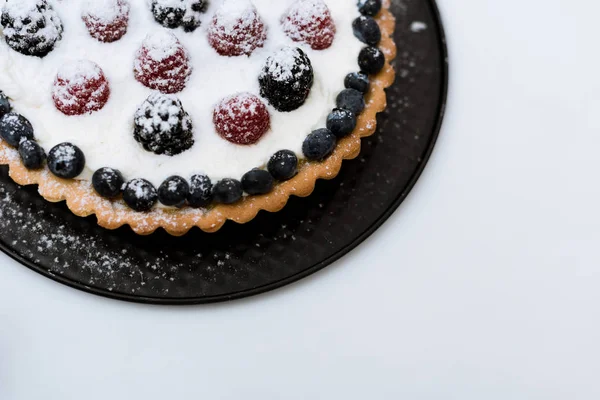 Вид зверху торта з ягодами і цукровим порошком — стокове фото