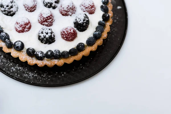 Vista dall'alto della torta con bacche e zucchero in polvere — Foto stock