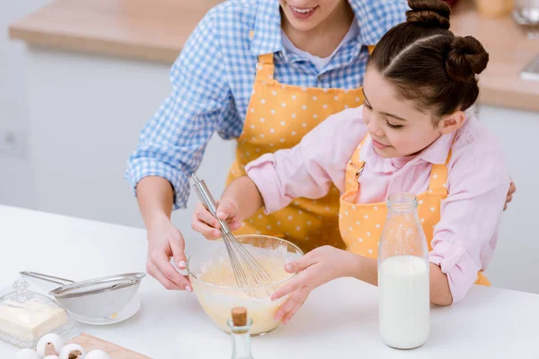 Tiro recortado de madre e hija mezclando masa para pastelería - foto de stock