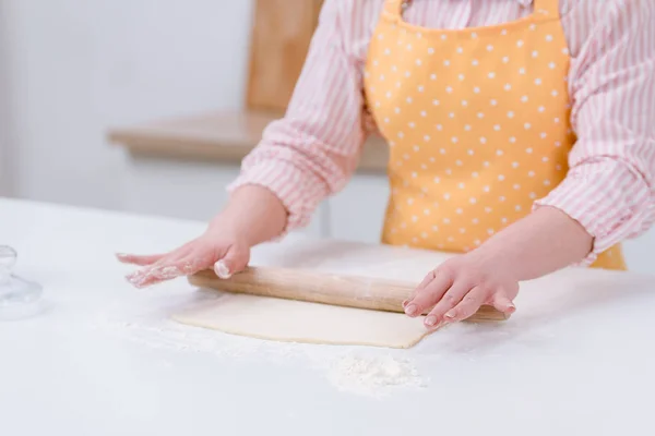 Обрізаний знімок жінки, що прокатує тісто для випічки на кухні — стокове фото