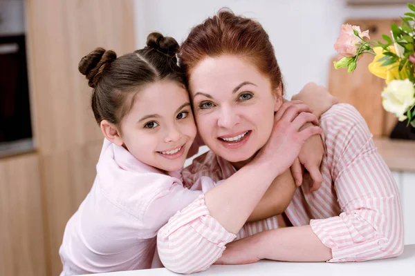 Retrato de cerca de abrazar a la abuela con su nieta pequeña - foto de stock