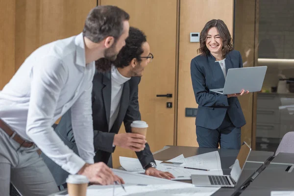 Team di architetti di successo che lavorano con i piani di costruzione presso la sala conferenze dell'ufficio — Foto stock