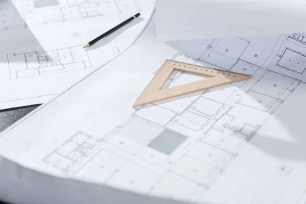 Close-up de planos de arquitetura e suprimentos de desenho na mesa — Fotografia de Stock