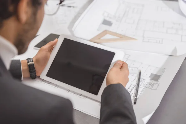 Tiro recortado de arquiteto jovem usando tablet no local de trabalho — Fotografia de Stock