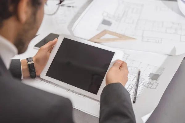 Recortado disparo de arquitecto joven utilizando tableta en el lugar de trabajo - foto de stock