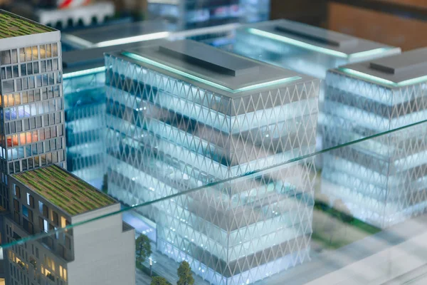 Modelo en miniatura de la ciudad moderna bajo vidrio - foto de stock