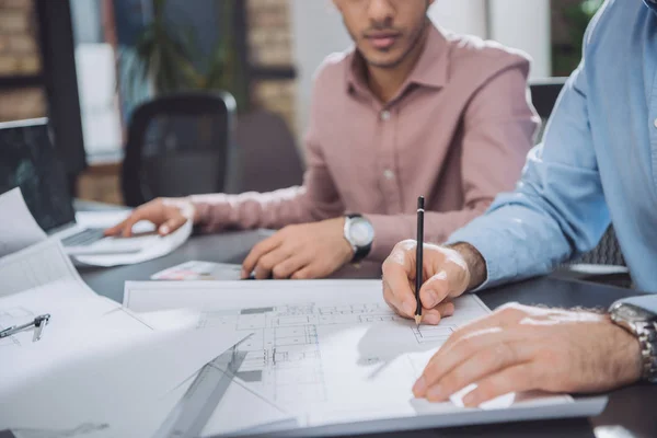 Schnappschuss von Architekten, die mit Bauplänen arbeiten — Stockfoto