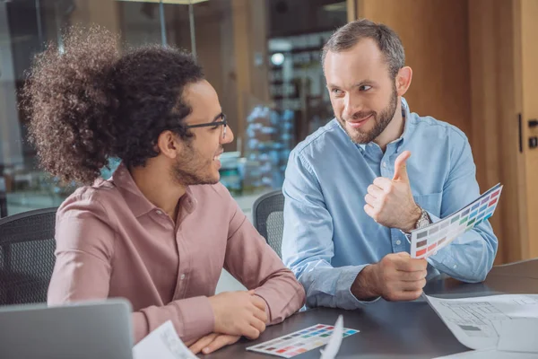 Designers réussis travaillant ensemble au bureau avec sélecteur de couleur — Photo de stock