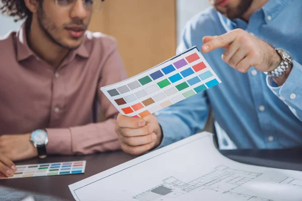 Plan recadré de designers choisissant les couleurs de la palette pour le projet — Photo de stock