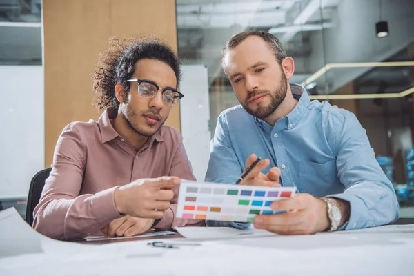 Designer wählen Farben aus der Palette für Projekte im Büro — Stockfoto
