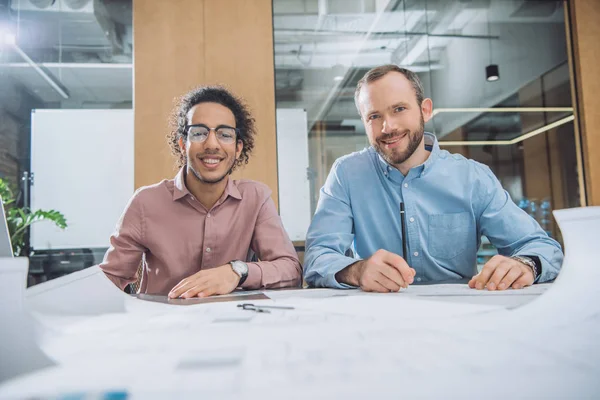 Architectes travaillant ensemble sur un projet dans un bureau moderne — Photo de stock