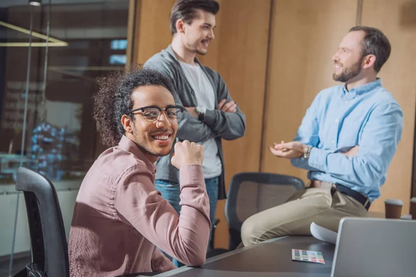 Grupo de empresarios que trabajan juntos en la oficina moderna - foto de stock