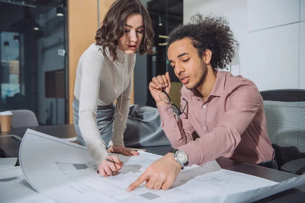Jovens arquitetos trabalhando juntos no escritório — Fotografia de Stock