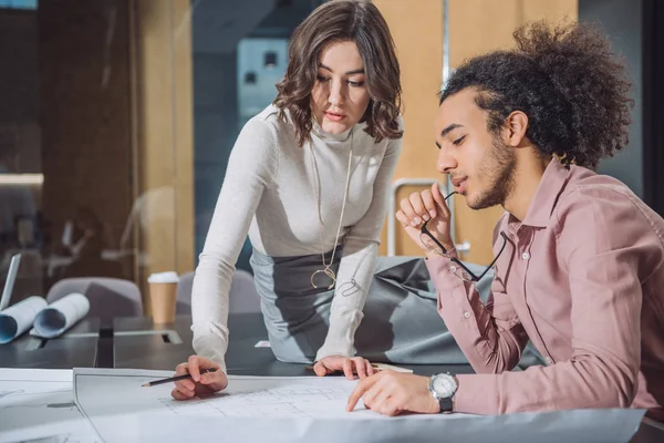 Konzentrierte junge Architekten arbeiten im Büro zusammen — Stockfoto