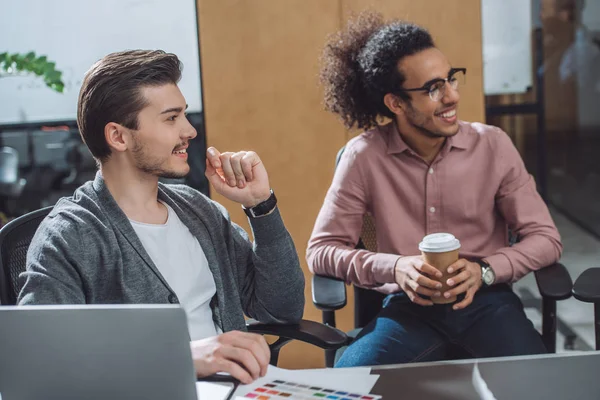 Jeunes créateurs dans la salle de conférence au bureau moderne — Photo de stock