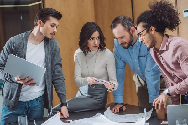 Grupo de arquitetos de sucesso trabalhando juntos no escritório moderno — Fotografia de Stock