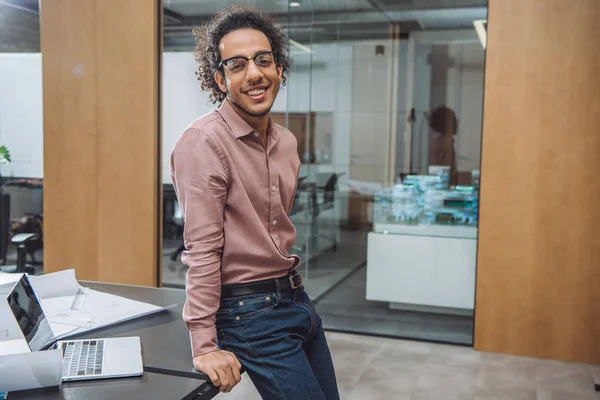 Schöner junger Architekt lehnt sich an Arbeitsplatz im Büro zurück — Stockfoto