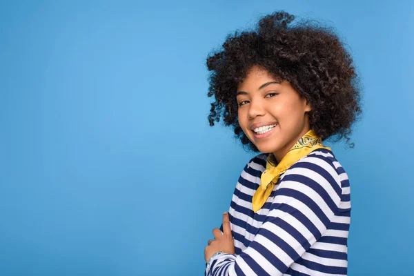 Fröhliches afrikanisch-amerikanisches Mädchen, isoliert auf blau — Stockfoto