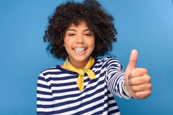 Sorridente afro-americano jovem mostrando polegar para cima, isolado em azul — Fotografia de Stock