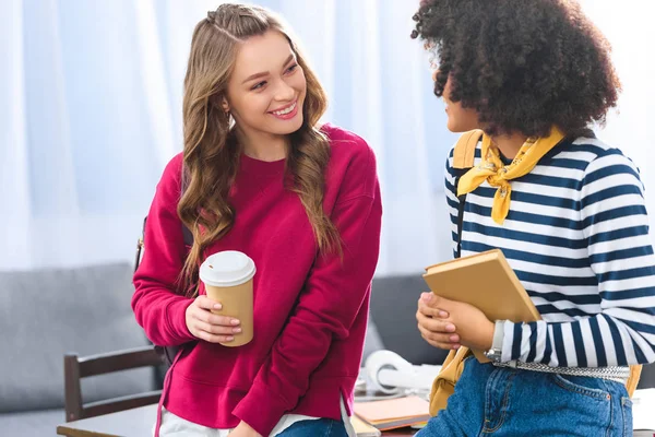 Lächelnde multiethnische Studenten mit Rucksäcken unterhalten sich — Stockfoto