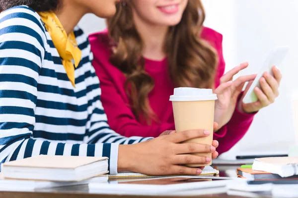 Ritagliato colpo di studenti multiculturali utilizzando smartphone mentre studiano insieme — Foto stock