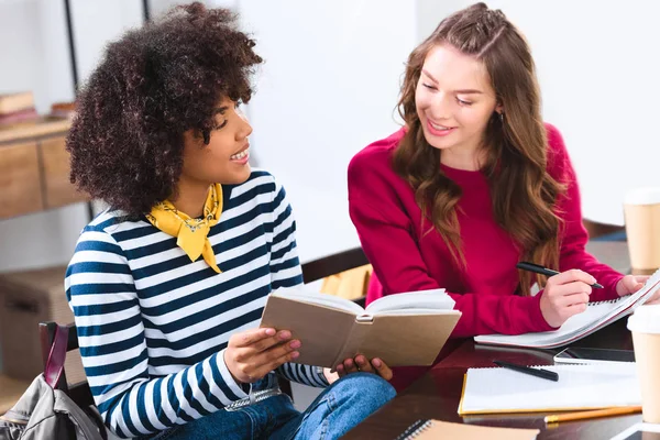 Porträt multikultureller Studenten, die gemeinsam lernen — Stockfoto