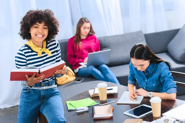 Grupo multicultural de jovens estudantes que estudam juntos — Fotografia de Stock