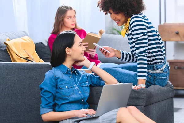 Jovens estudantes multiétnicos fazendo lição de casa juntos — Fotografia de Stock