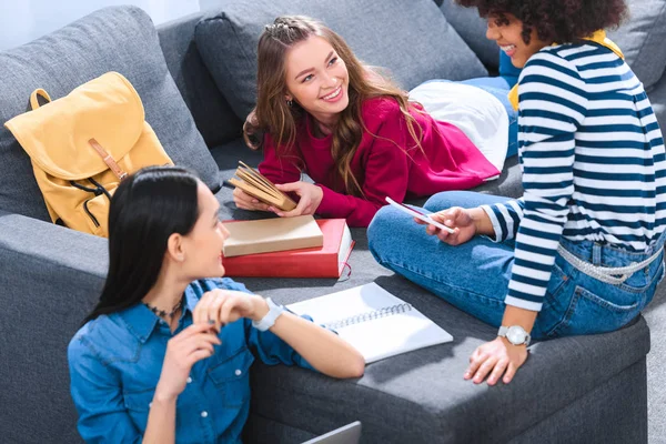 Grupo de estudantes multiétnicos fazendo lição de casa juntos — Fotografia de Stock