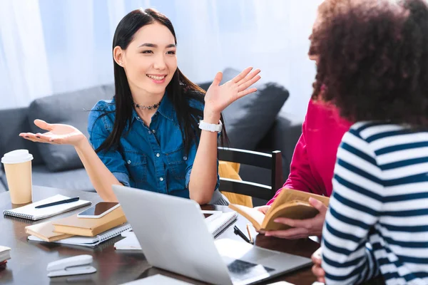 Vista parcial de los estudiantes discutiendo mientras hacen la tarea juntos - foto de stock